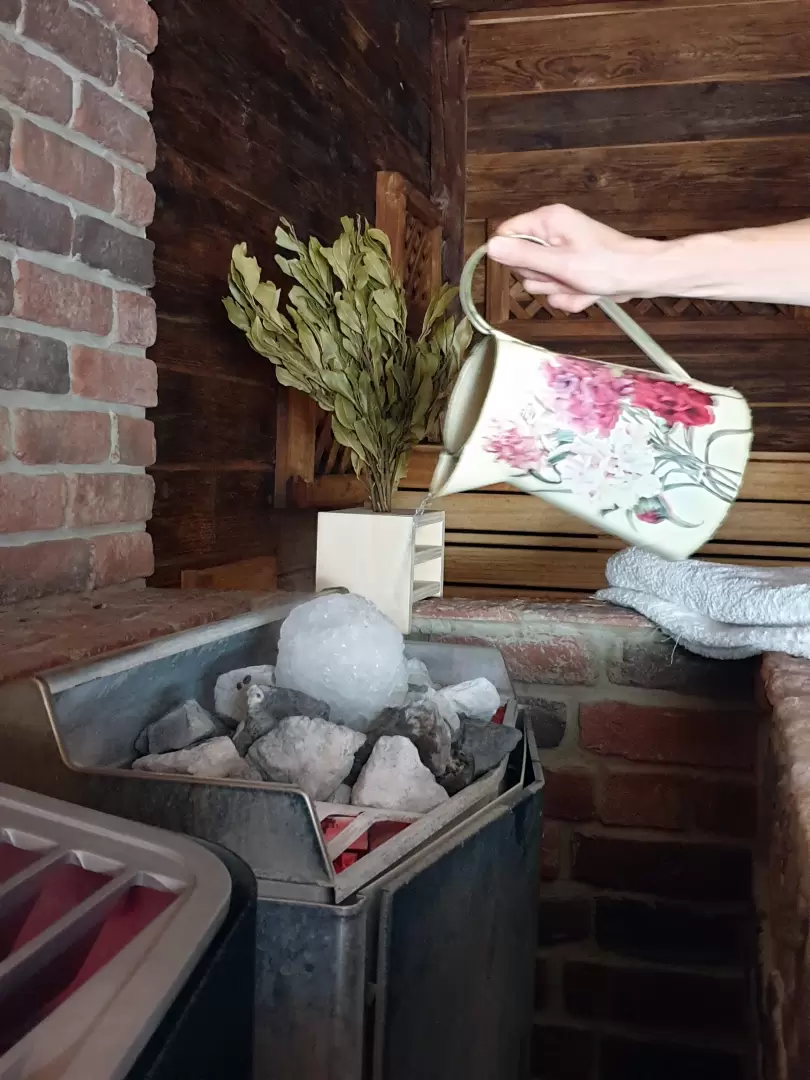 Polivanje kepe ledu na vročih kamnih